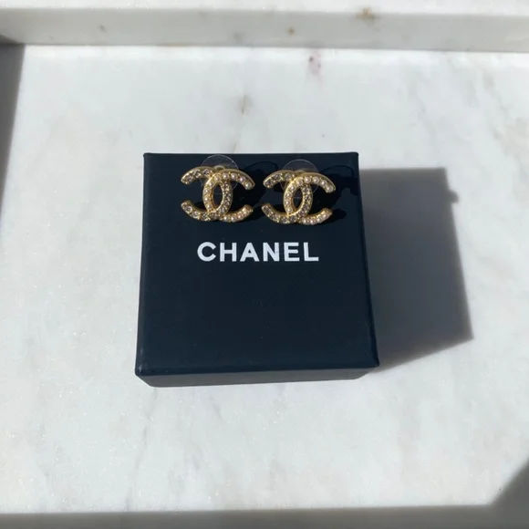 Chanel stud earrings in gold with pearls and crystals. - Picture 8 of 9